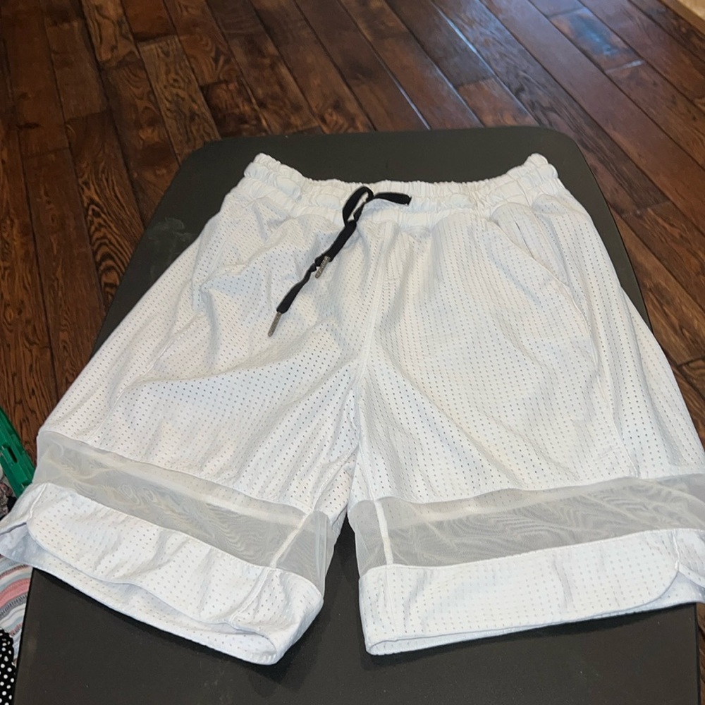 Lululemon size 4 mesh white shorts
